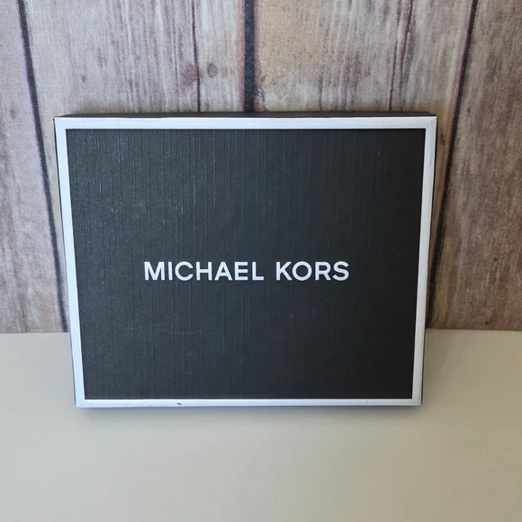 Michael Kors Slim Bifold Wallet NWT Box Included - Picture 8 of 15